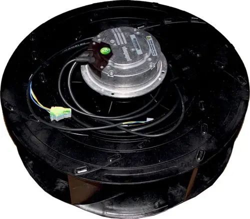 Ventilator mit freilaufendem EC-Motor, montiert auf einer schwarzen Plattform, Kabel und Anschlussstecker sichtbar, Marke Wolf.